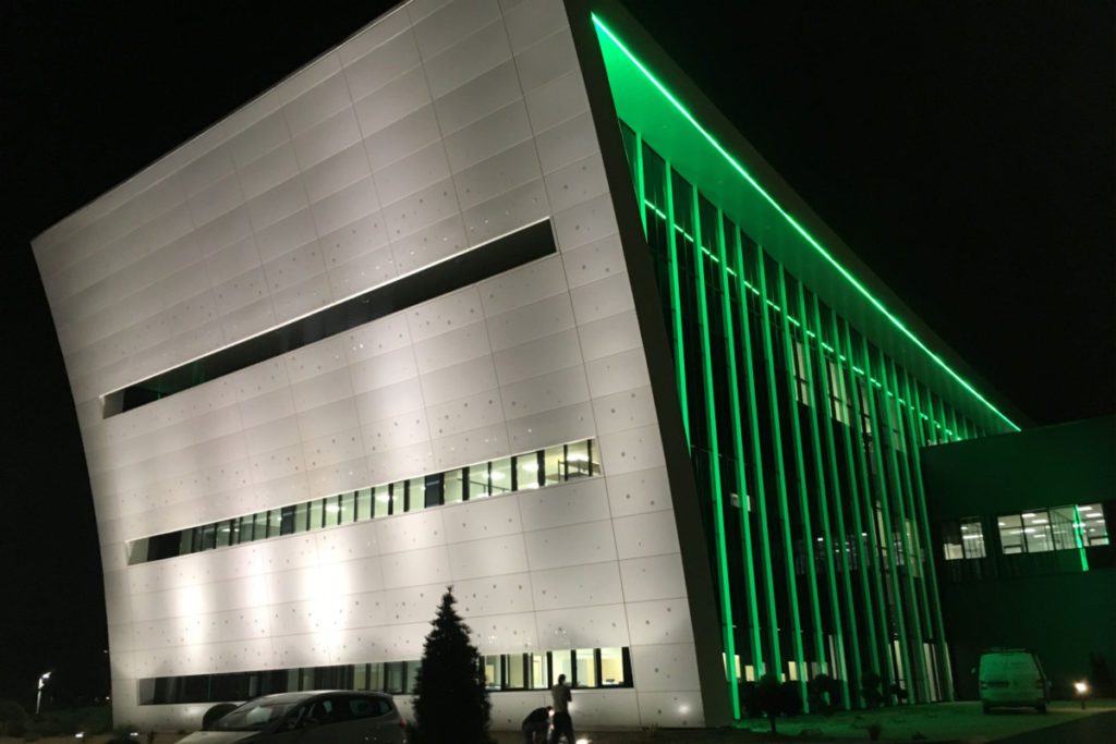 photo du bâtiment éclairé par des LED verts