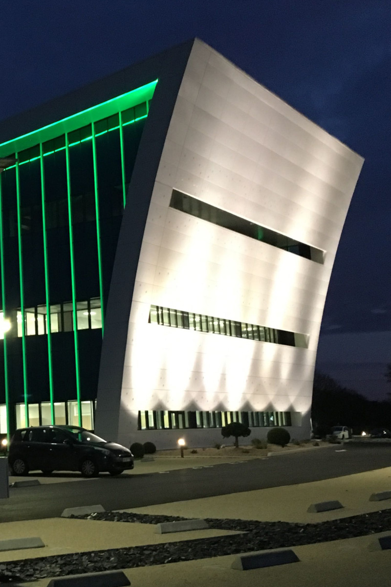 éclairage du côté de la façade par des spots