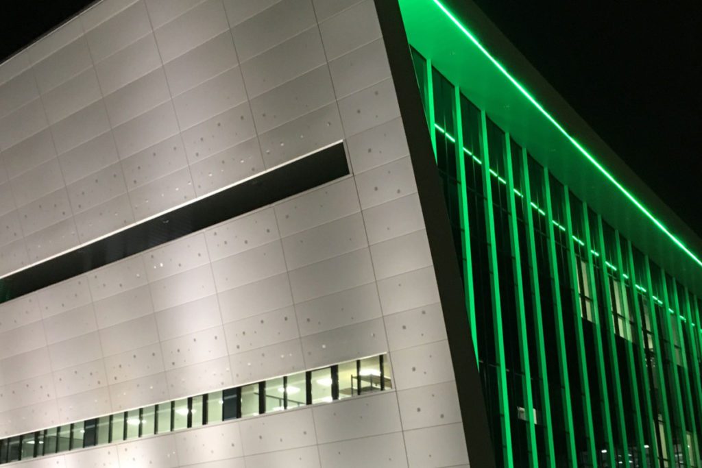 zoom sur la structure lumineuse LED du bâtiment