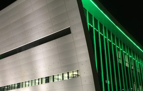 vue sur l'extérieur du bâtiment éclairé la nuit par des LED verts