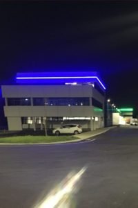 vue d'ensemble des deux bâtiments de nuit