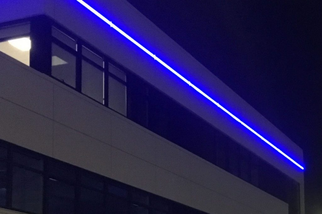 gros plan sur l'éclairage LED du bâtiment