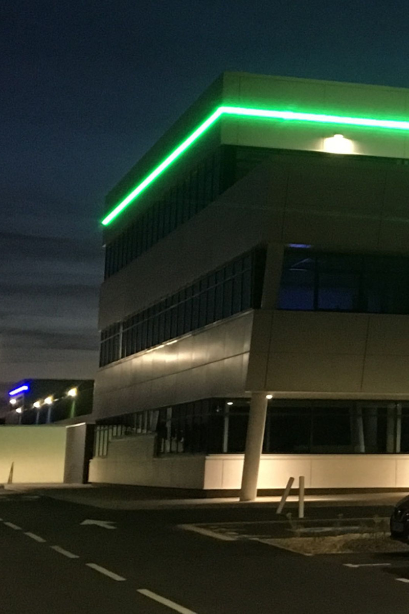 éclairage du côté de la façade avec les LED