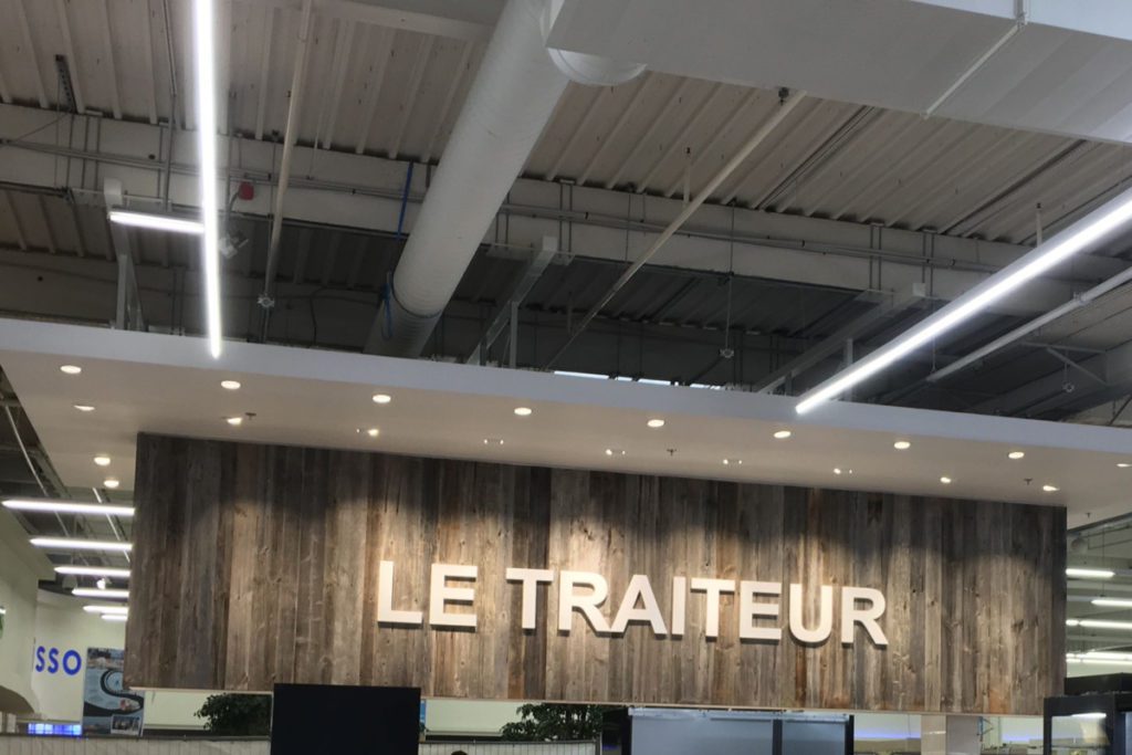 spots encastrés dans une avancée surplombant le rayon traiteur