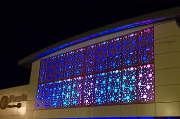 vue de nuit de l'éclairage de la façade du centre auto et de l'espace culturel du centre leclerc 